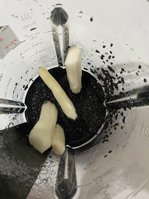 黑芝麻糊炖奶的做法 步骤2