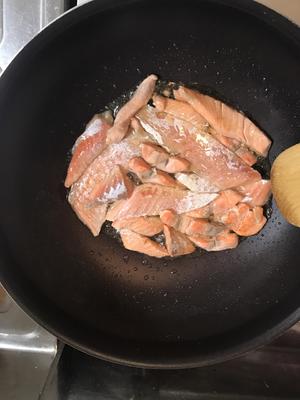 砂锅黄油三文鱼饭的做法 步骤3