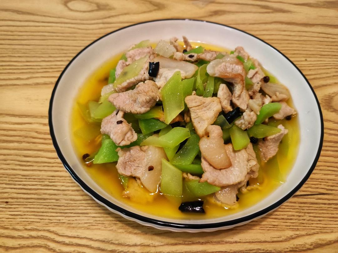 简单好吃下饭的莴笋炒肉来啦！