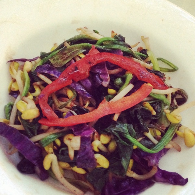 扁豆芽炝炒紫甘蓝