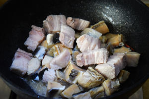 五花肉炖河豚鱼干的做法 步骤7