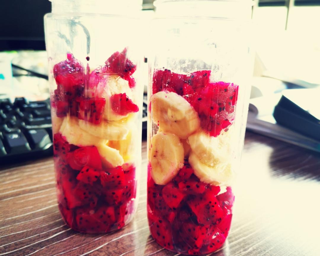 红肉火龙果与香蕉的奶昔