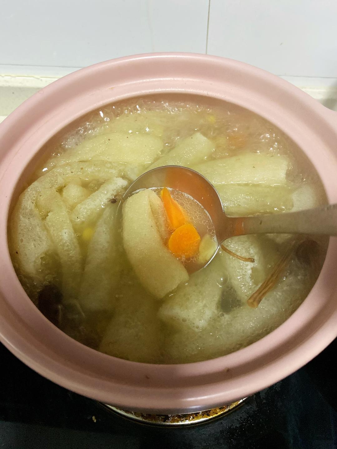 菇菇相偎（竹荪茶树菇香菇黄豆汤）