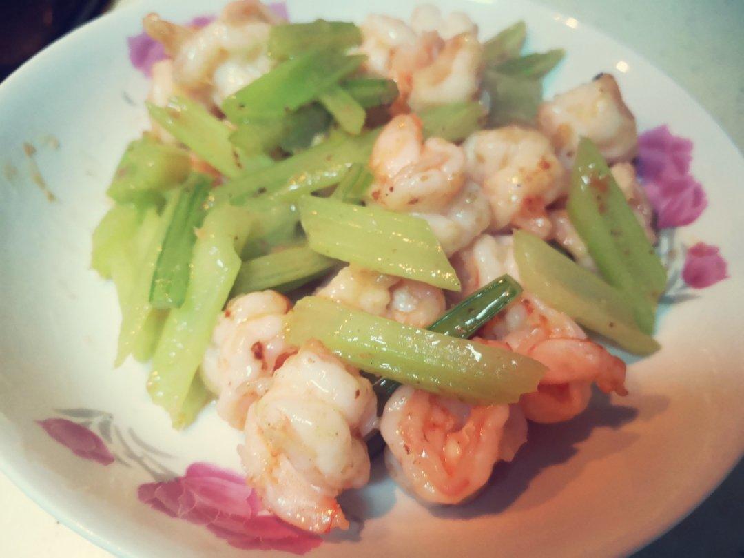 怎样炒出饭店级别的幼嫩西芹（附正确的西芹处理手法）