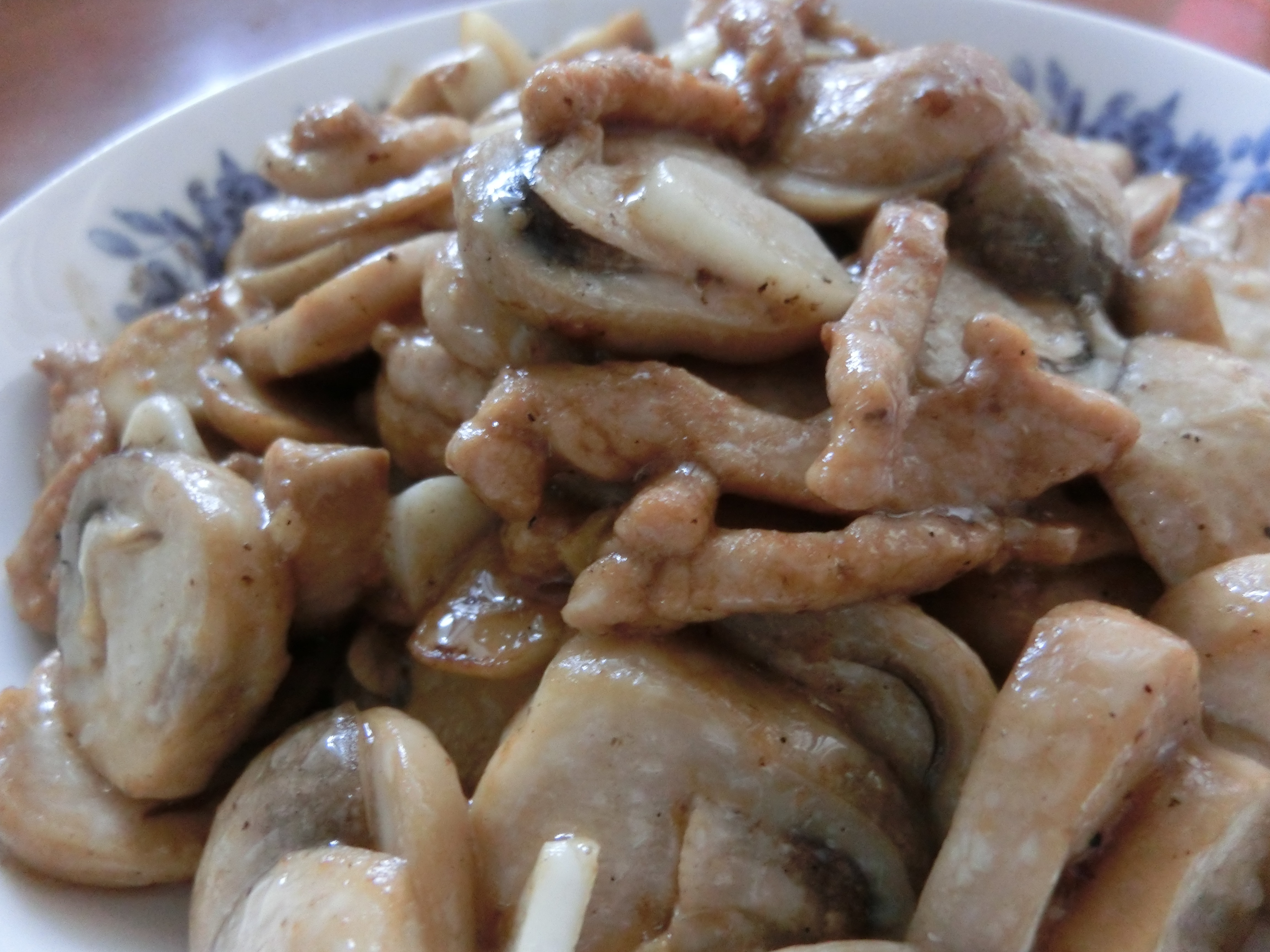 蚝油草菇滑炒牛肉