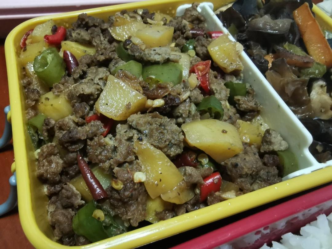 『青椒肉末土豆丁』
