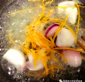 洋葱胡萝卜浓汤面条－－宝宝辅食食谱的做法 步骤1