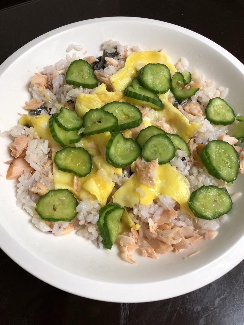 【昨日的美食】三文鱼鸡蛋青瓜散寿司（夏日轻食）