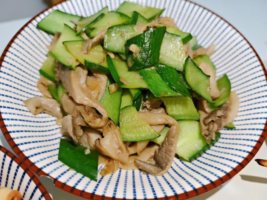 黄瓜炒平菇