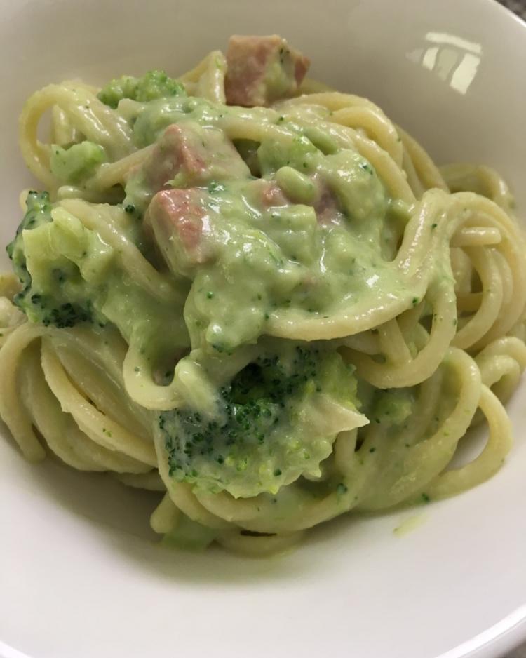 烟熏三文鱼牛油果意大利面（avocado smoked salmon spaghetti)