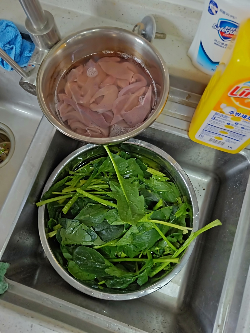 补铁辅食:菠菜猪肝泥的做法 步骤1