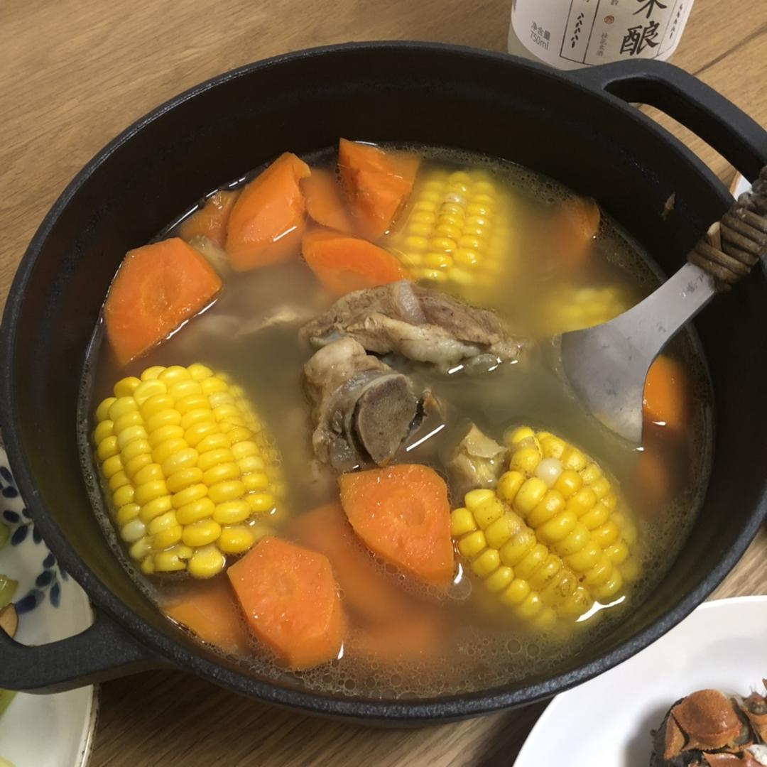 玉米胡萝卜炖大骨头汤