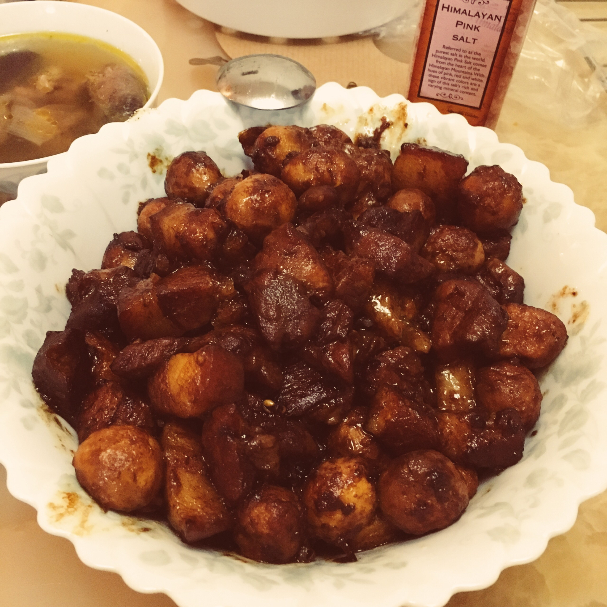 吃着碗里望着锅里的红烧肉