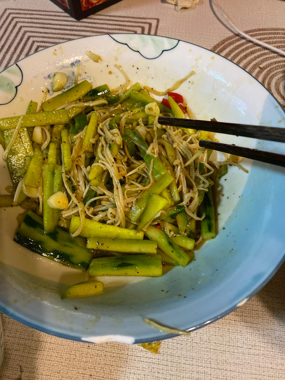 根本停不下来的凉拌金针菇