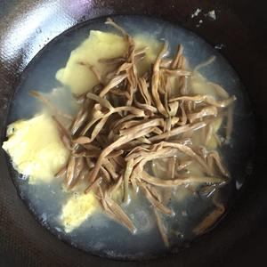 黄花菜煎蛋汤（夏季快手简单易做鲜汤）的做法 步骤8