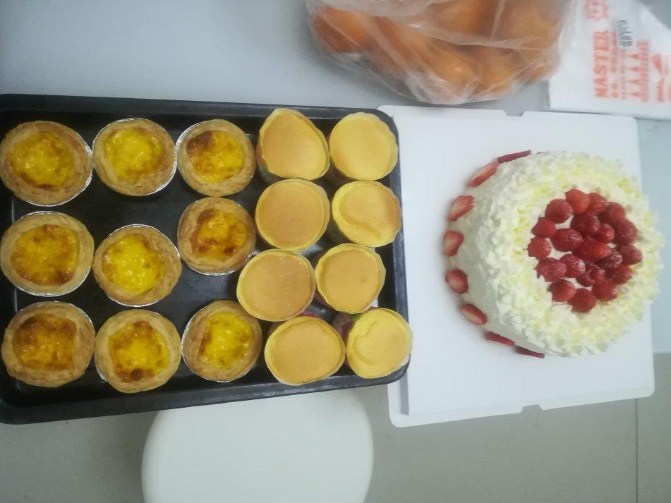 奶油草莓装饰蛋糕