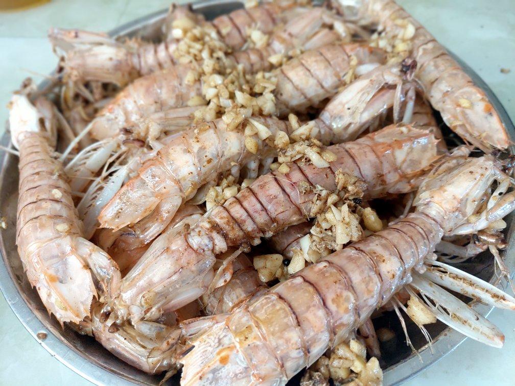 无油炸版的椒盐皮皮虾和巧拨虾壳的方法