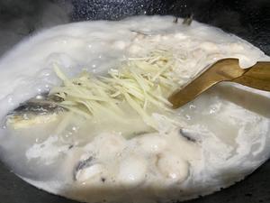 仔姜蘑菇鲫鱼汤的做法 步骤10