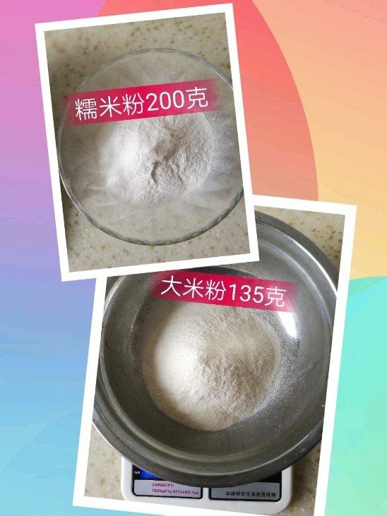 年糕
非常簡單的制做方法，即方便又簡單。


             
      
做法：糯米粉、粘米粉、馬蹄粉、玉米油和適量的水將所有材料混合．弄自己要的形狀就可以上鍋蒸，大約10分鐘至15分鐘即可、但也要年糕形狀大小而定．