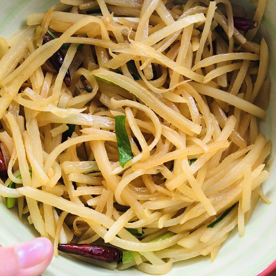 厨师长教你：“炝炒土豆丝”的家常做法，口感爽脆