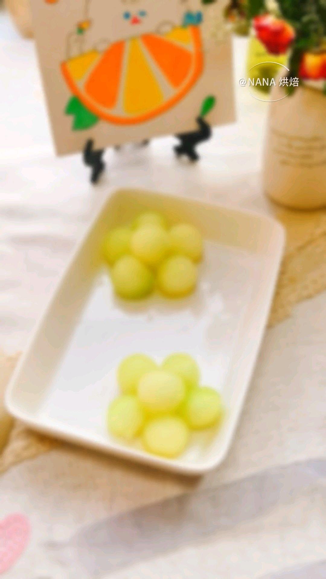 一串清凉的蜜瓜葡萄
