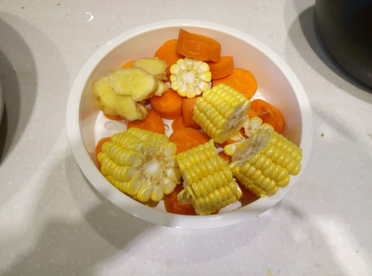 胡萝卜玉米养生鸡汤的做法 步骤2