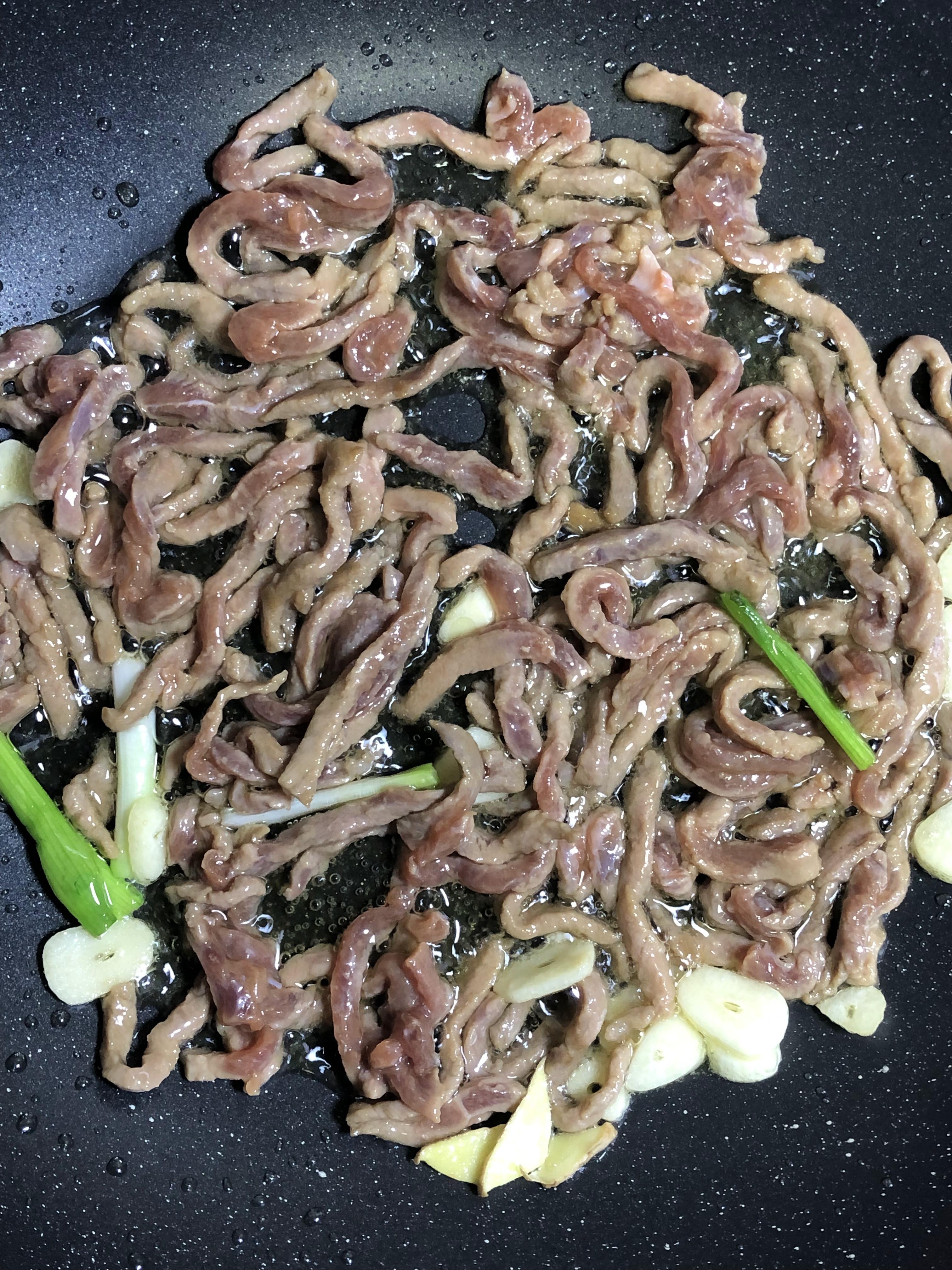 家常小炒‼️海鲜菇炒肉丝💯的做法 步骤6