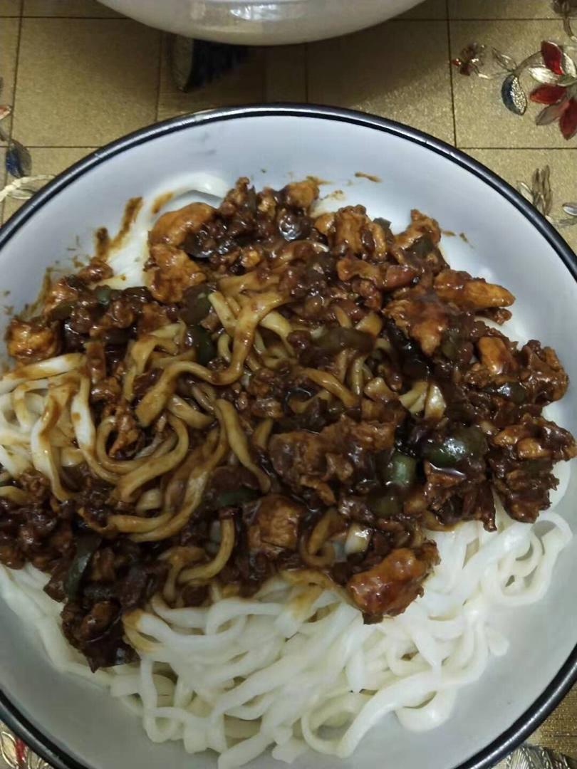 鸡蛋炸酱面