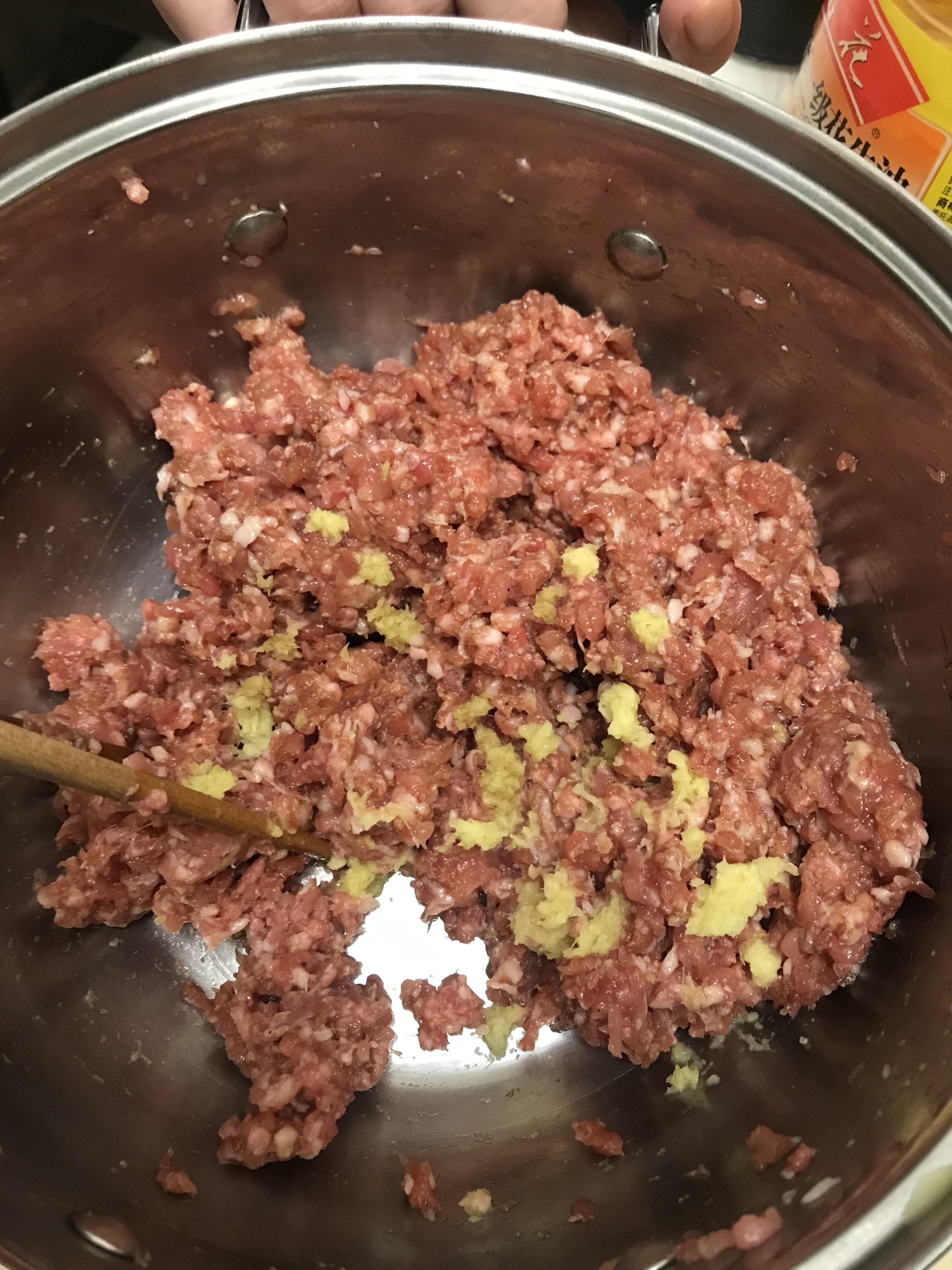 没有皮冻也要肉汁满满的洋葱肉馅小包子的做法 步骤4