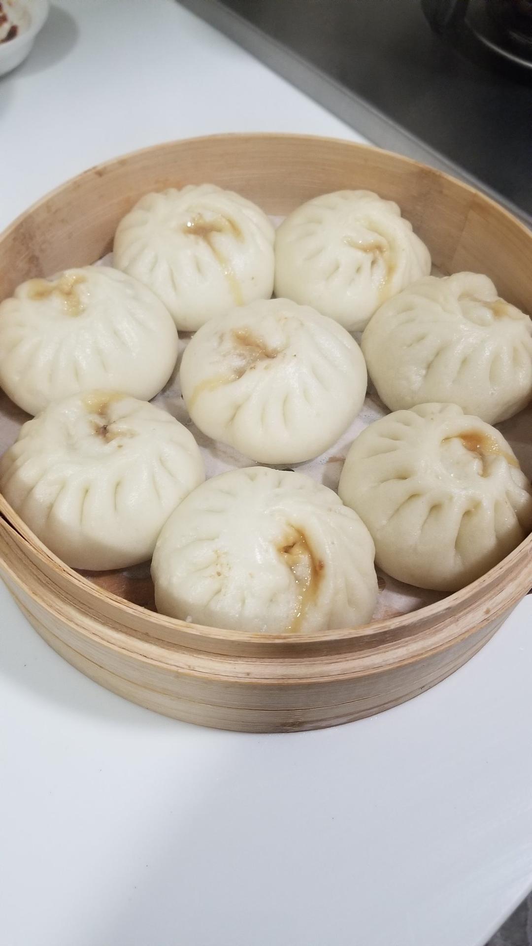松软多汁的肉包子