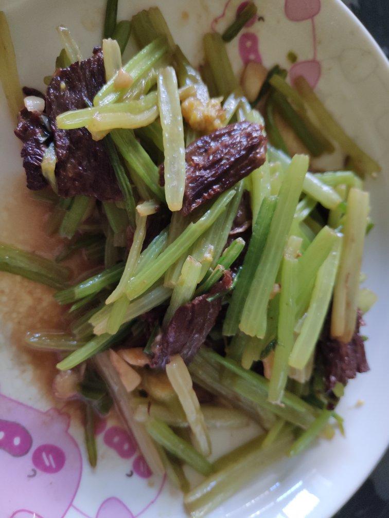 芹菜炒牛肉 快和我一起做！超级嫩！家常快手简单！