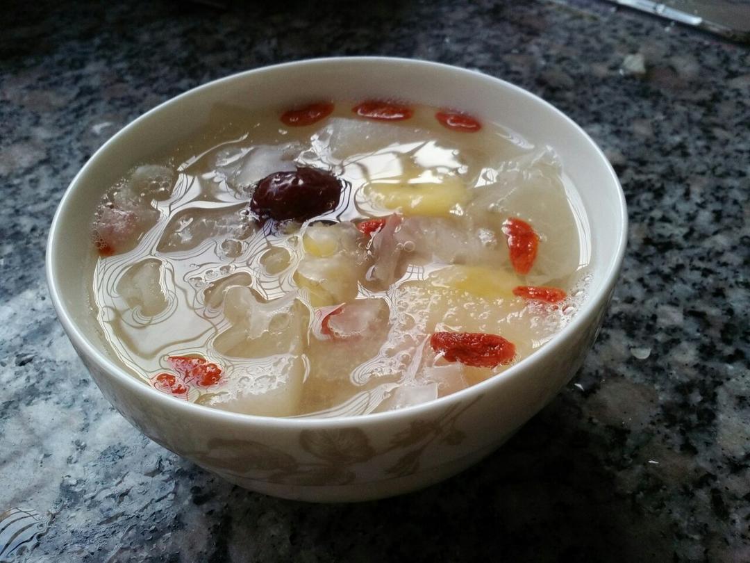 雪梨银耳红枣汤