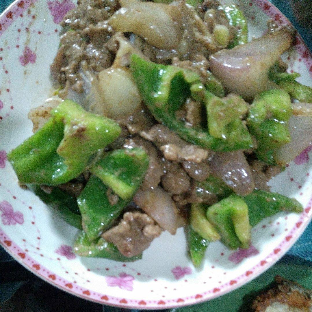 青椒炒牛肉这样做，不老不柴肉嫩滑爽口好吃