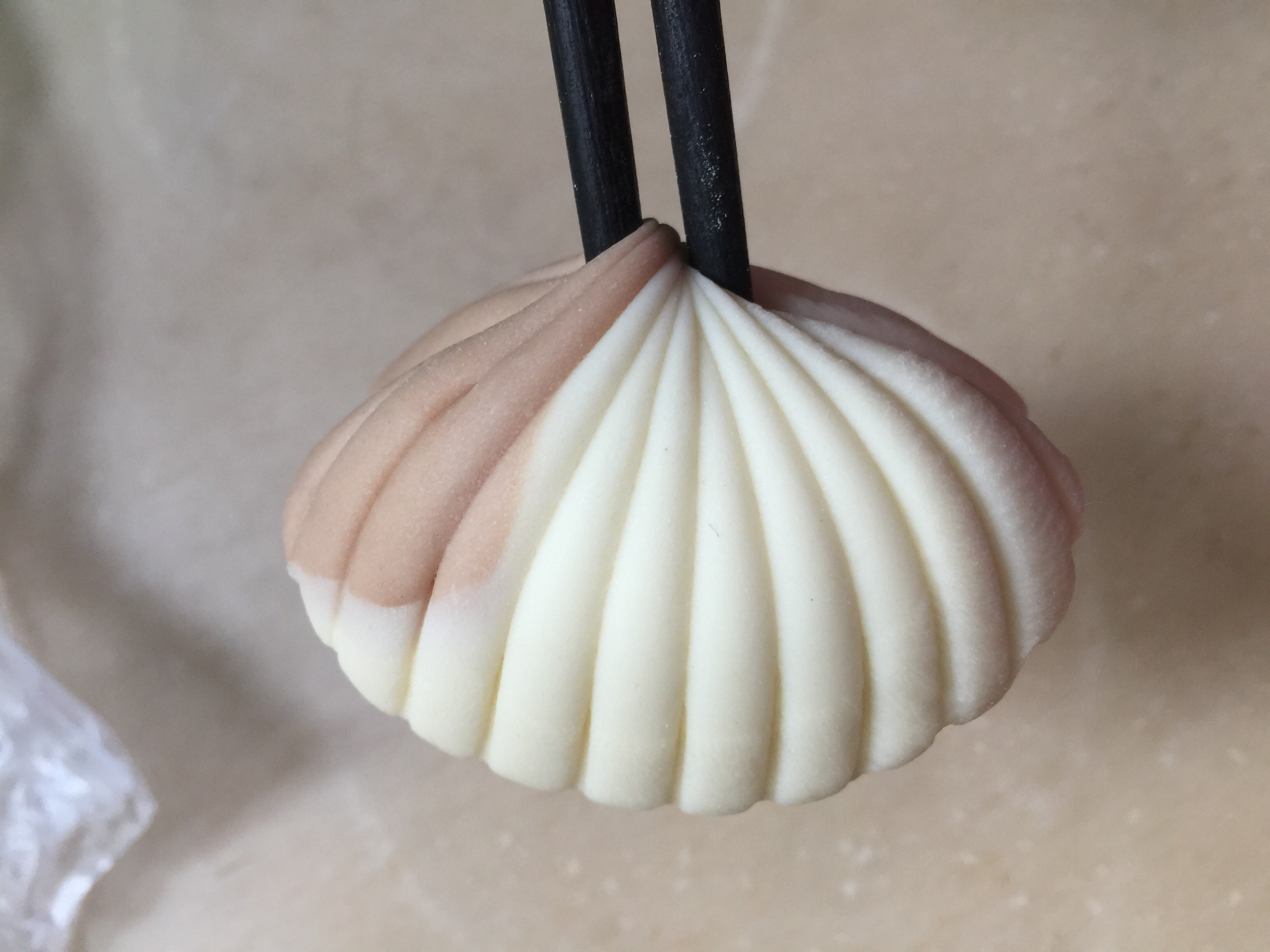 一双筷子成就的贝壳馒头的做法