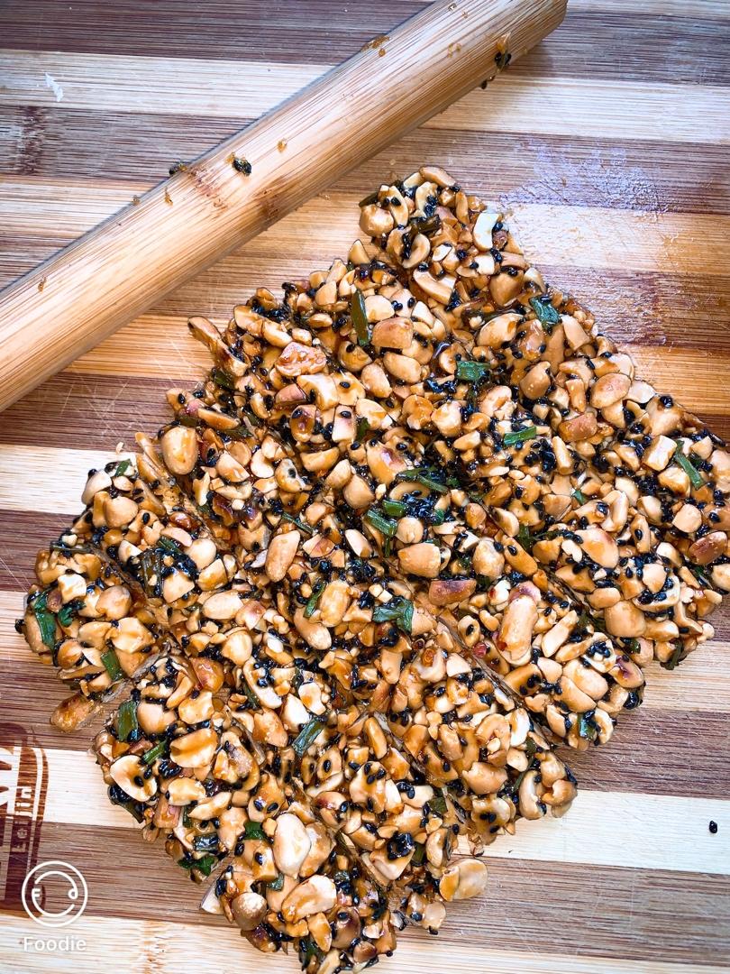 简单、易做，带着葱香的花生糖。