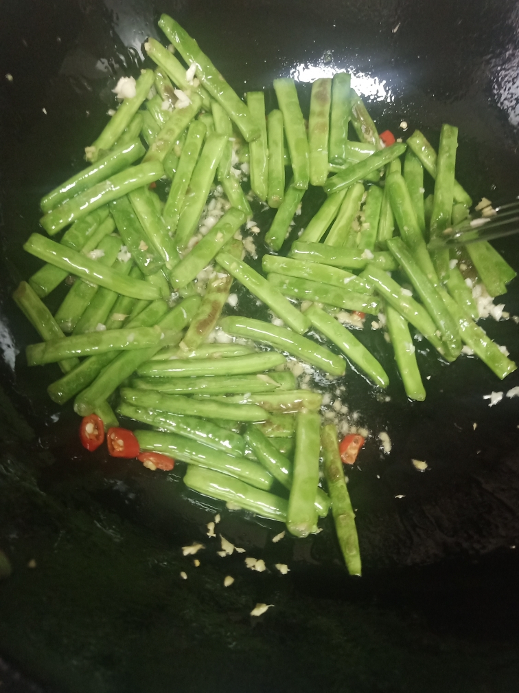 梅干菜干煸四季豆的做法 步骤5