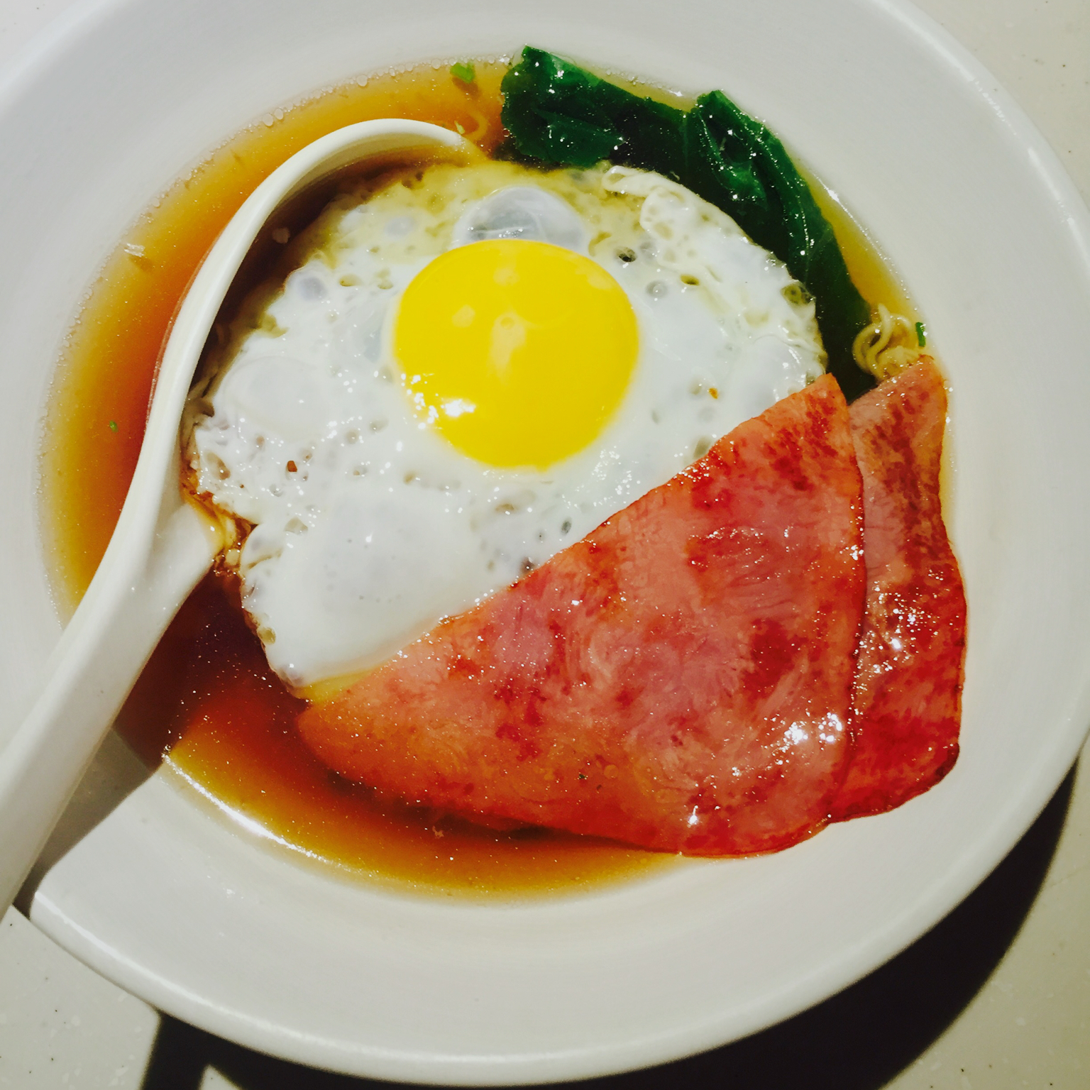 港式茶餐厅必吃：午餐肉公仔面