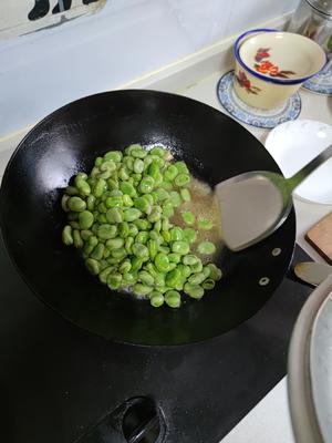 炒青蚕豆的做法 步骤6