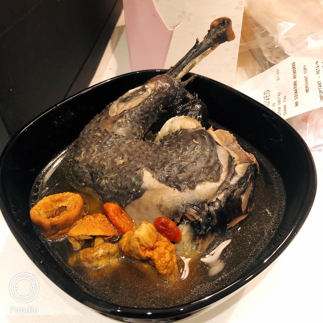 鲜到让你转圈圈的汤品：姬松茸椰汁椰肉乌鸡汤