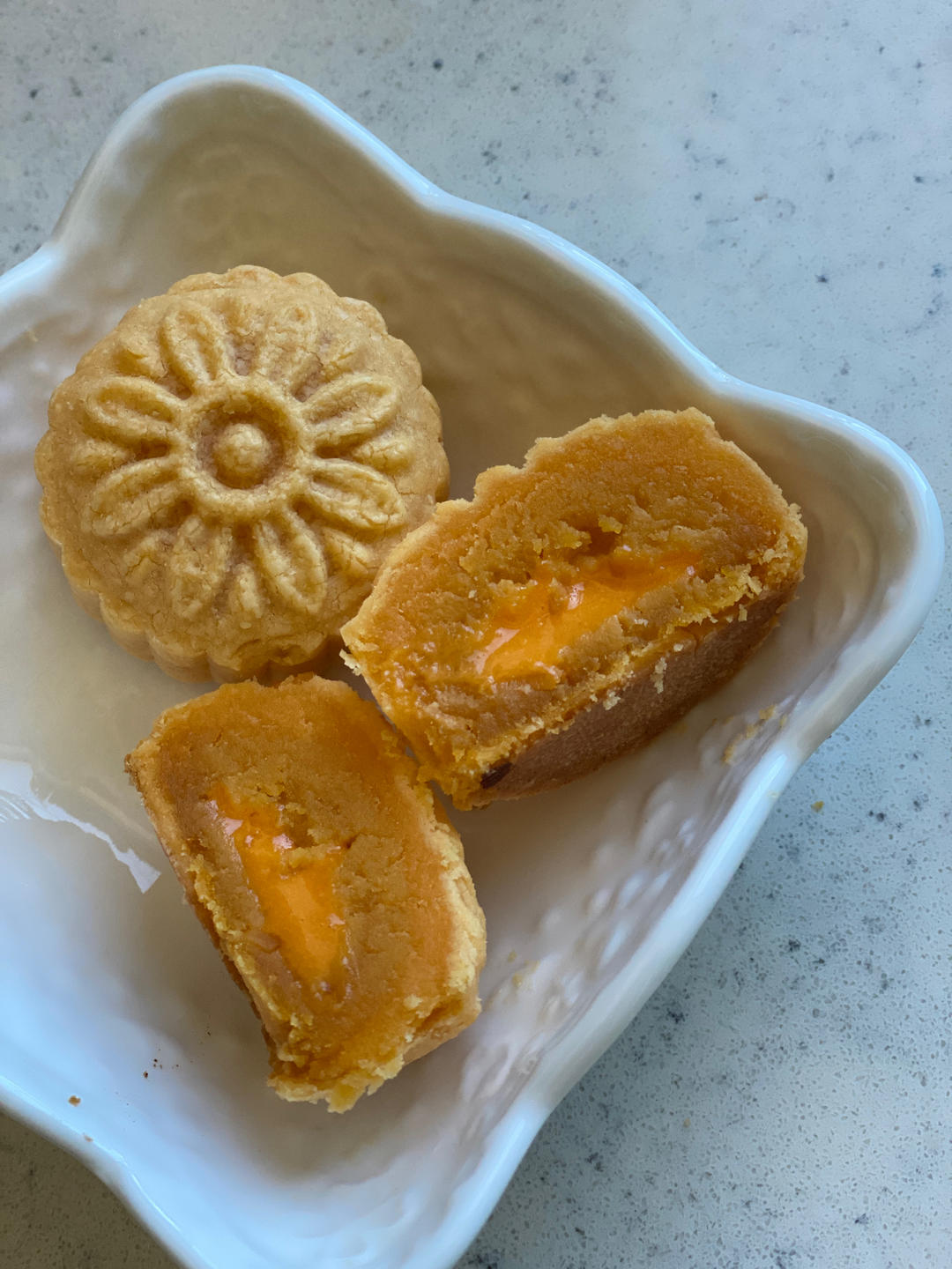 💃奶黄流心月饼——这是可以让你坐稳朋友圈厨霸位置的月饼🥮，没人点赞算我输👎