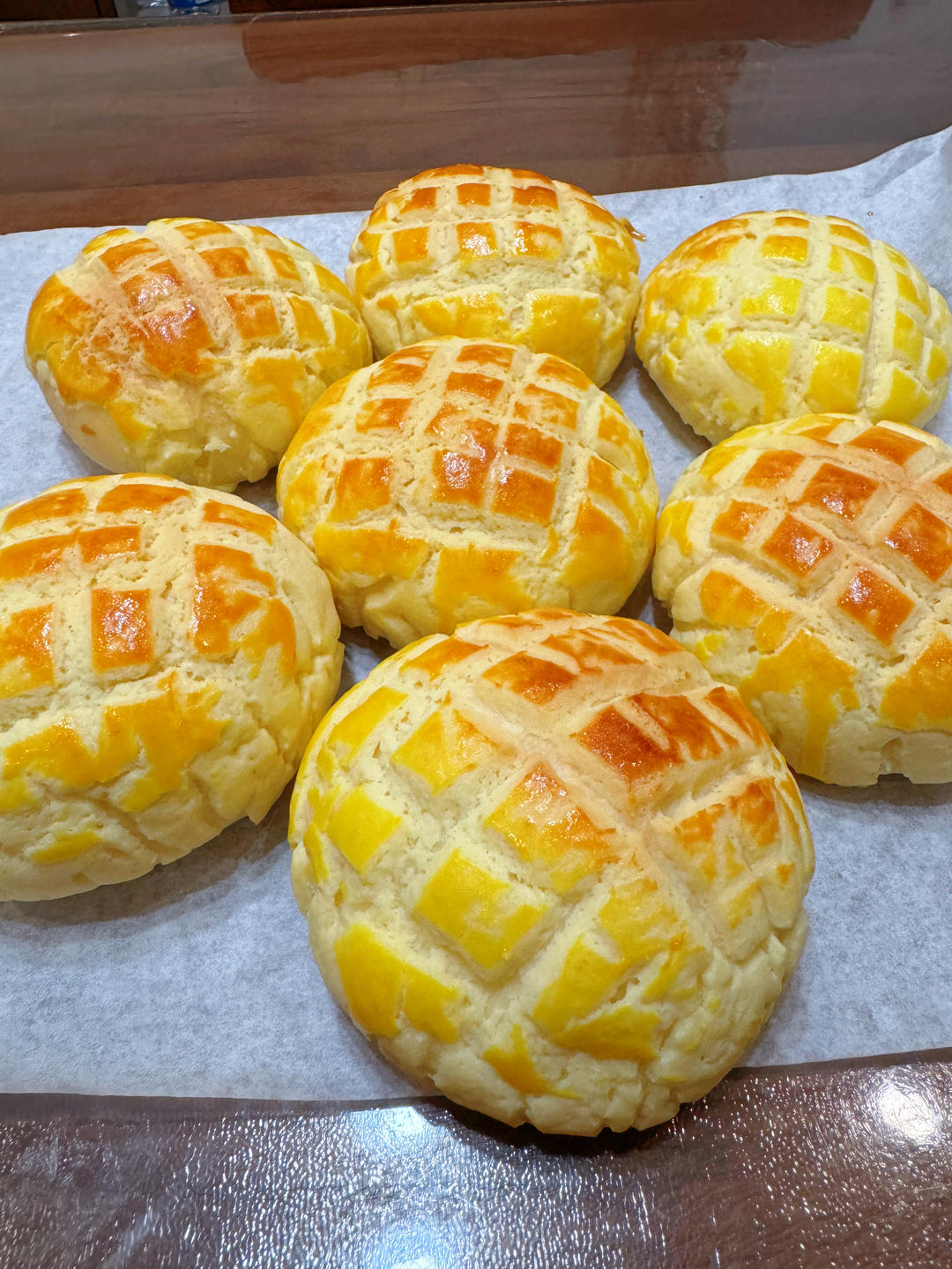 好吃到炸裂的港式菠萝包（附带制作酥皮的小视频）