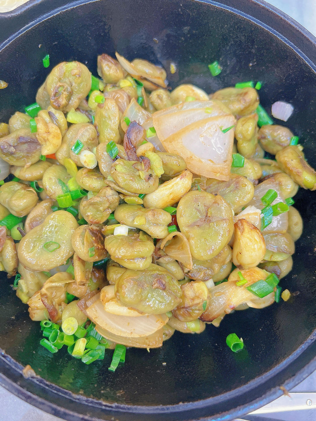 香喷喷的砂锅蚕豆煲