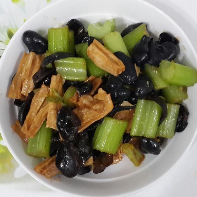 云耳腐竹芹菜炒