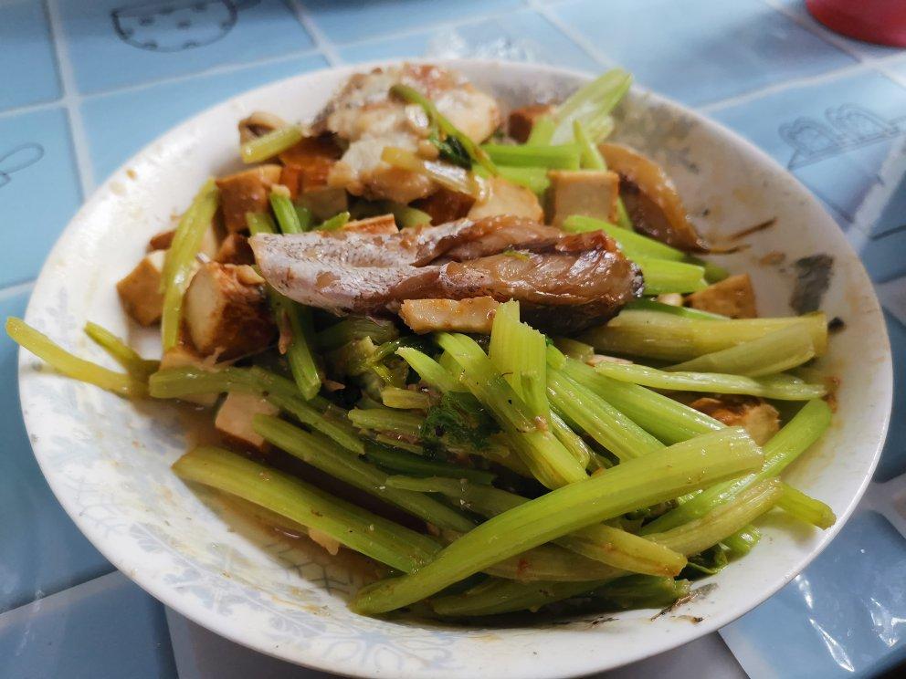 芹菜炒香干