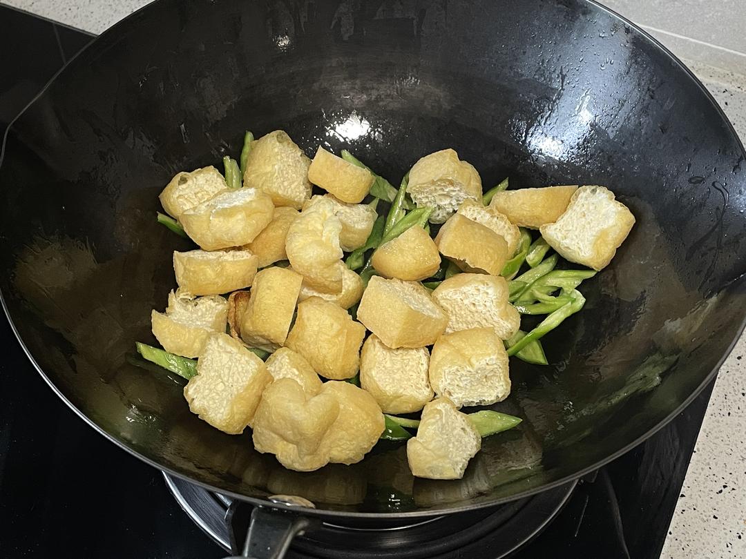 [1~2人食]简单易做的青椒焖油豆腐的做法 步骤4