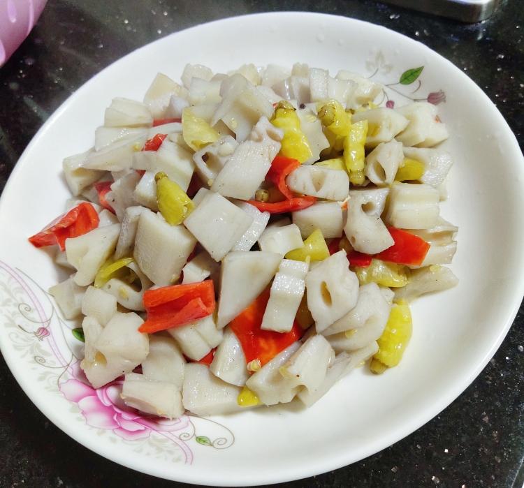酸酸辣辣的藕丁！的做法