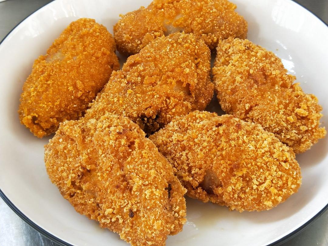 掌心化冰做的炸鸡翅中黄金面包糠鸡翅中