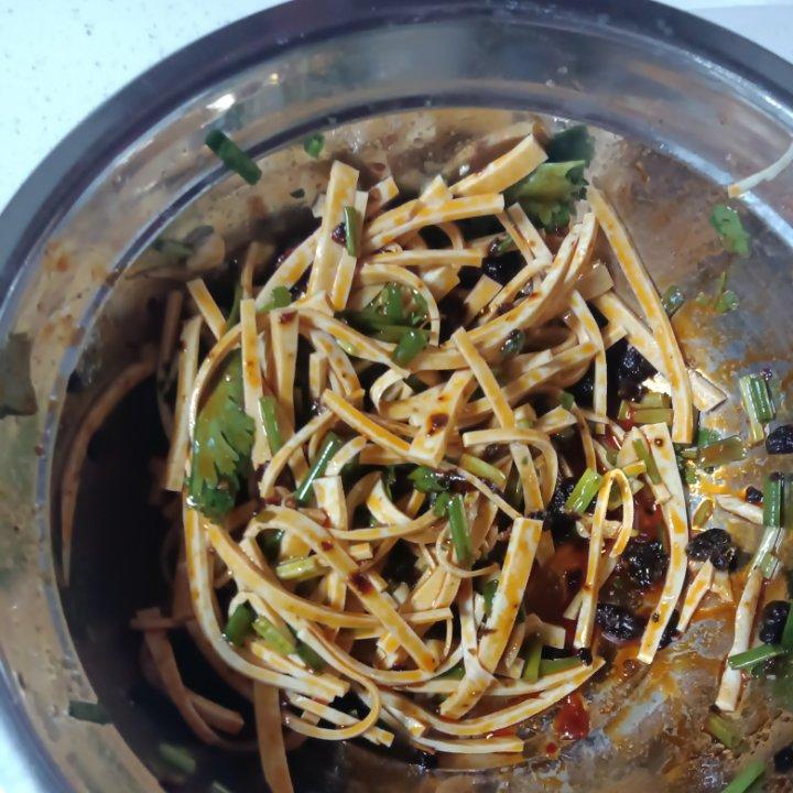 凉拌豆腐干(凉拌菜通用，宝贝儿子“念念不忘”之二,他喜欢的“微微辣”级别)