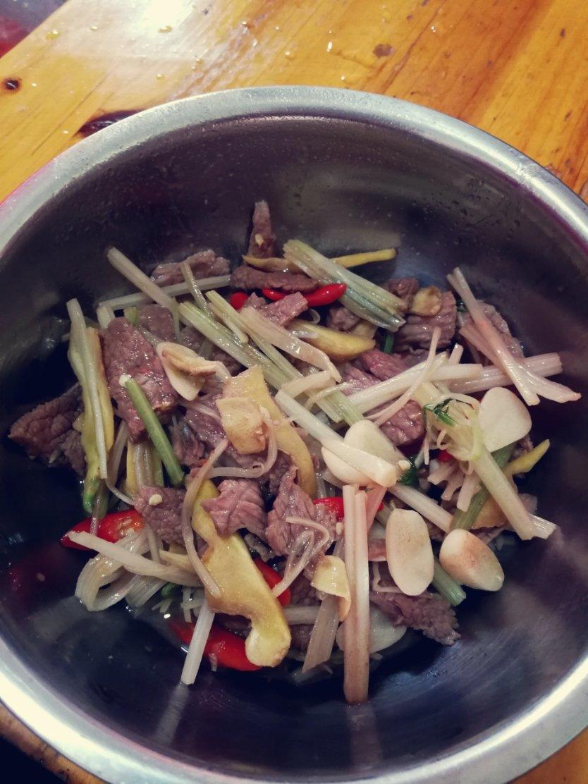 好吃到邻居敲门蹭饭的芹菜炒牛肉！