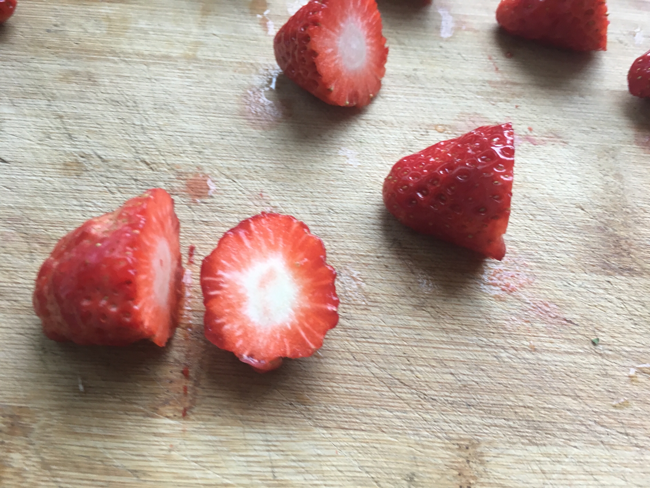 草莓酸奶（消耗草莓大法）的做法 步骤2